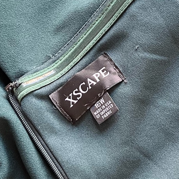 NWT. Xscape Off the Shoulder Scuba Crepe Column Gown. Size 16W - Picture 14 of 16